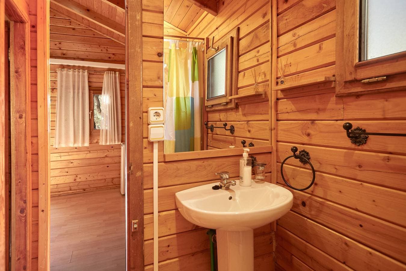 Foto 12 von 35: Landhaus 'Cabaña De Madera 4' mit Bergblick, Gemeinschaftspool und Klimaanlage