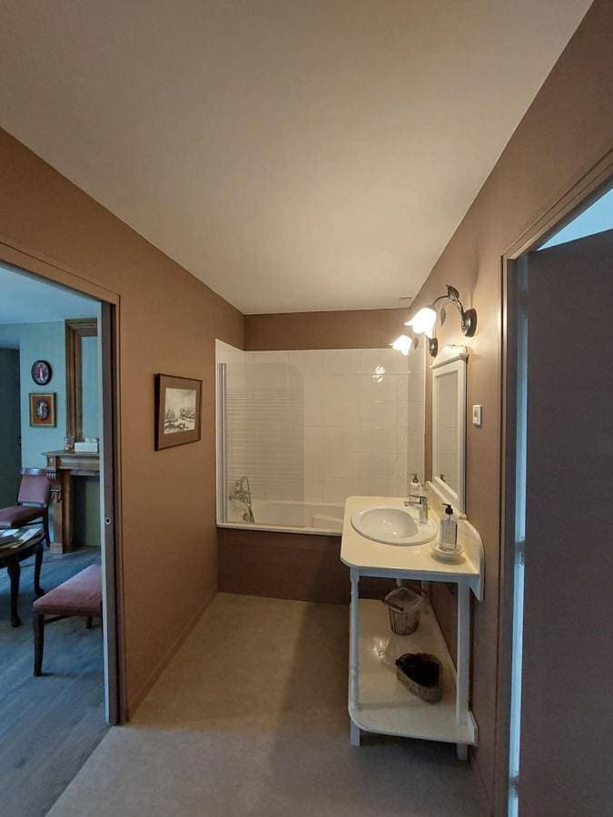 Foto 4 von 18: Family Room with Bath