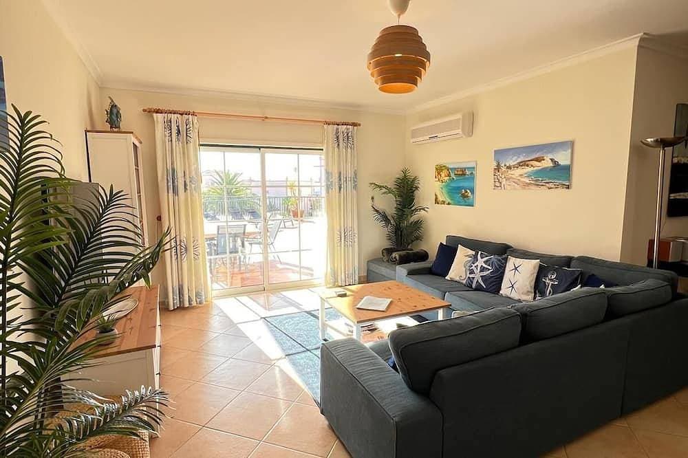 Foto 8 von 22: Geräumiges Luxusapartment Riesiger Balkon mit Blick auf Schwimmbäder & Gärten