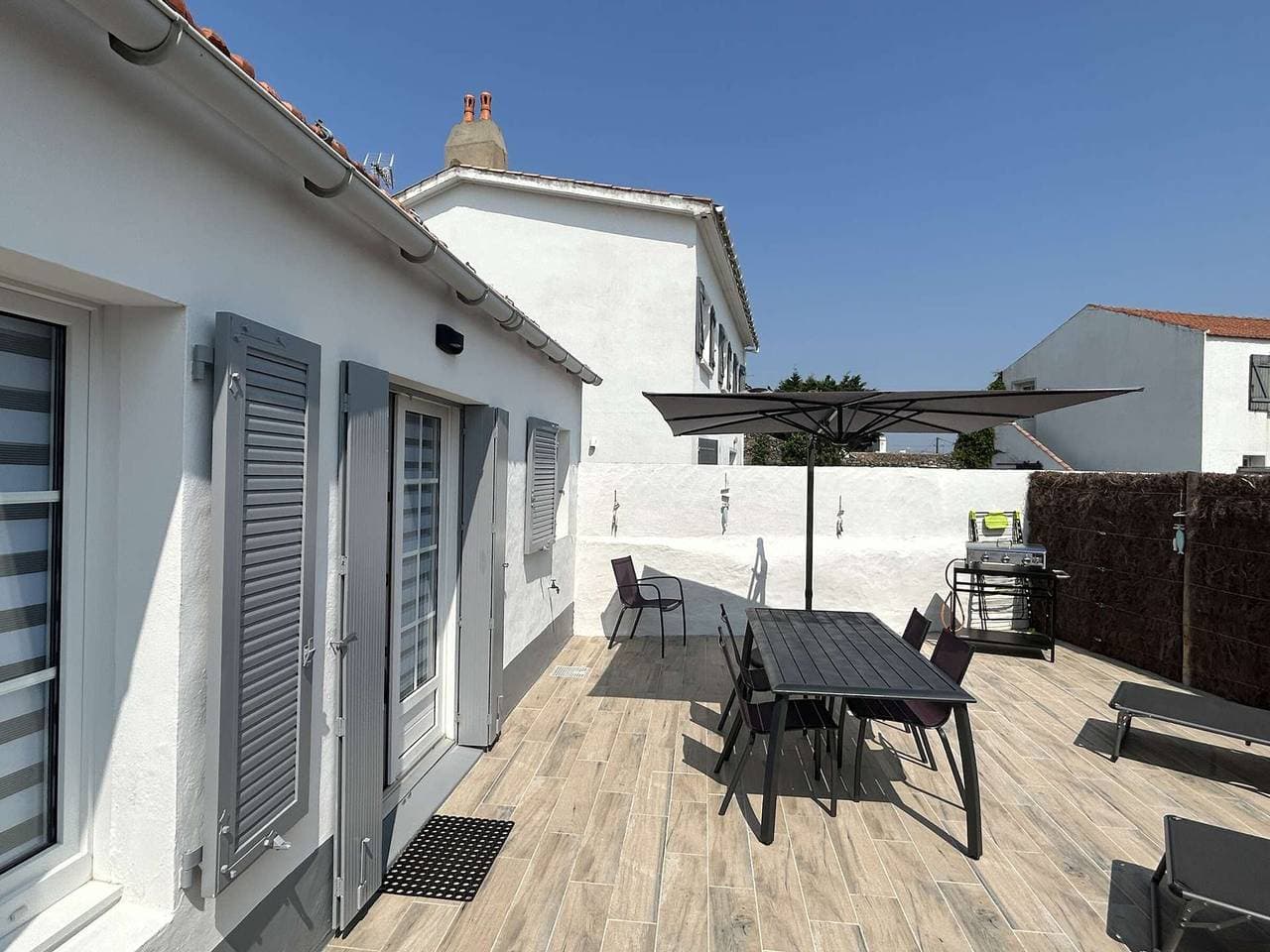 Foto 3 von 20: Haus nahe Zentrum von Noirmoutier, Terrasse und Parkplatz