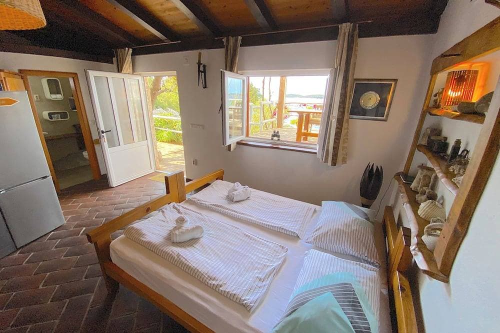 Foto 4 von 16: House for two with a private terrace located directly on the beach, town Hvar