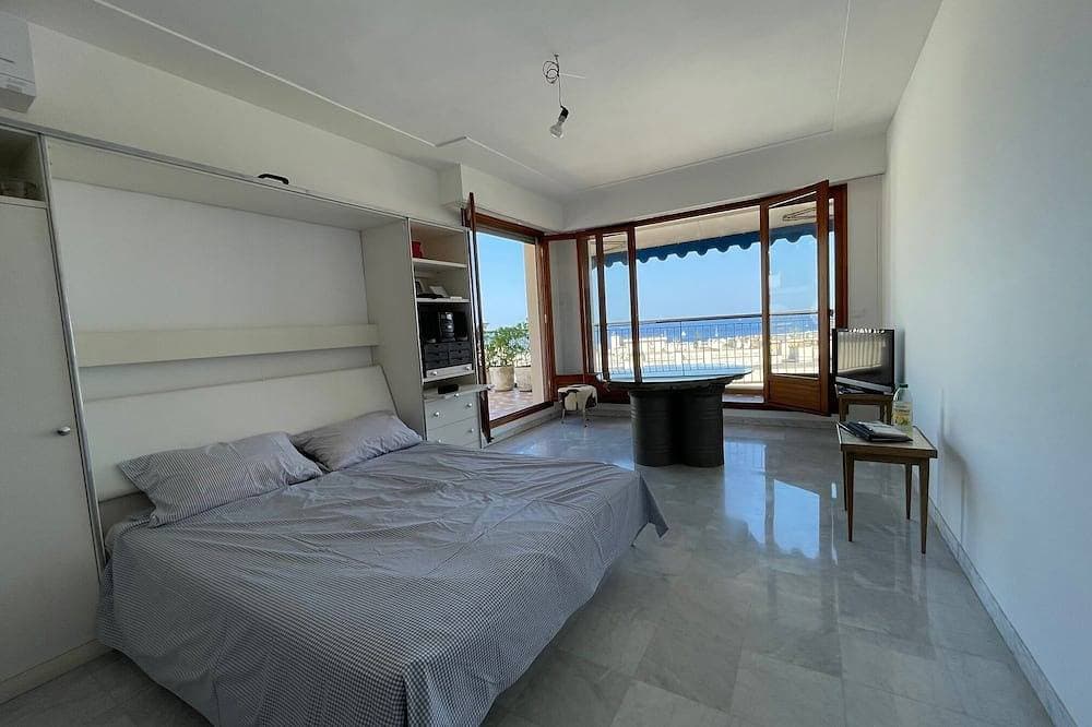 Foto 2 von 21: Penthouse for 2, top location, sea view, parking, elevator, air conditioning.