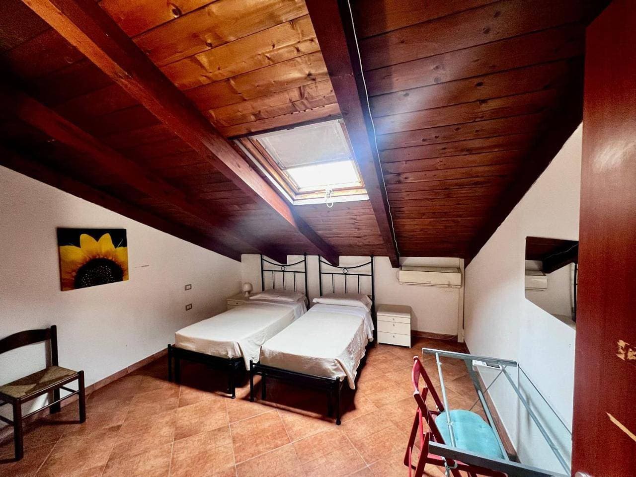 Foto 6 von 12: Twin Room with Private External Bathroom
