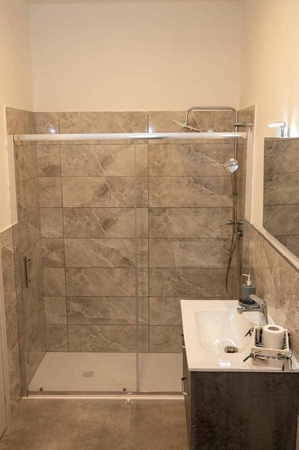 Foto 4 von 11: Double Room with Shared Bathroom