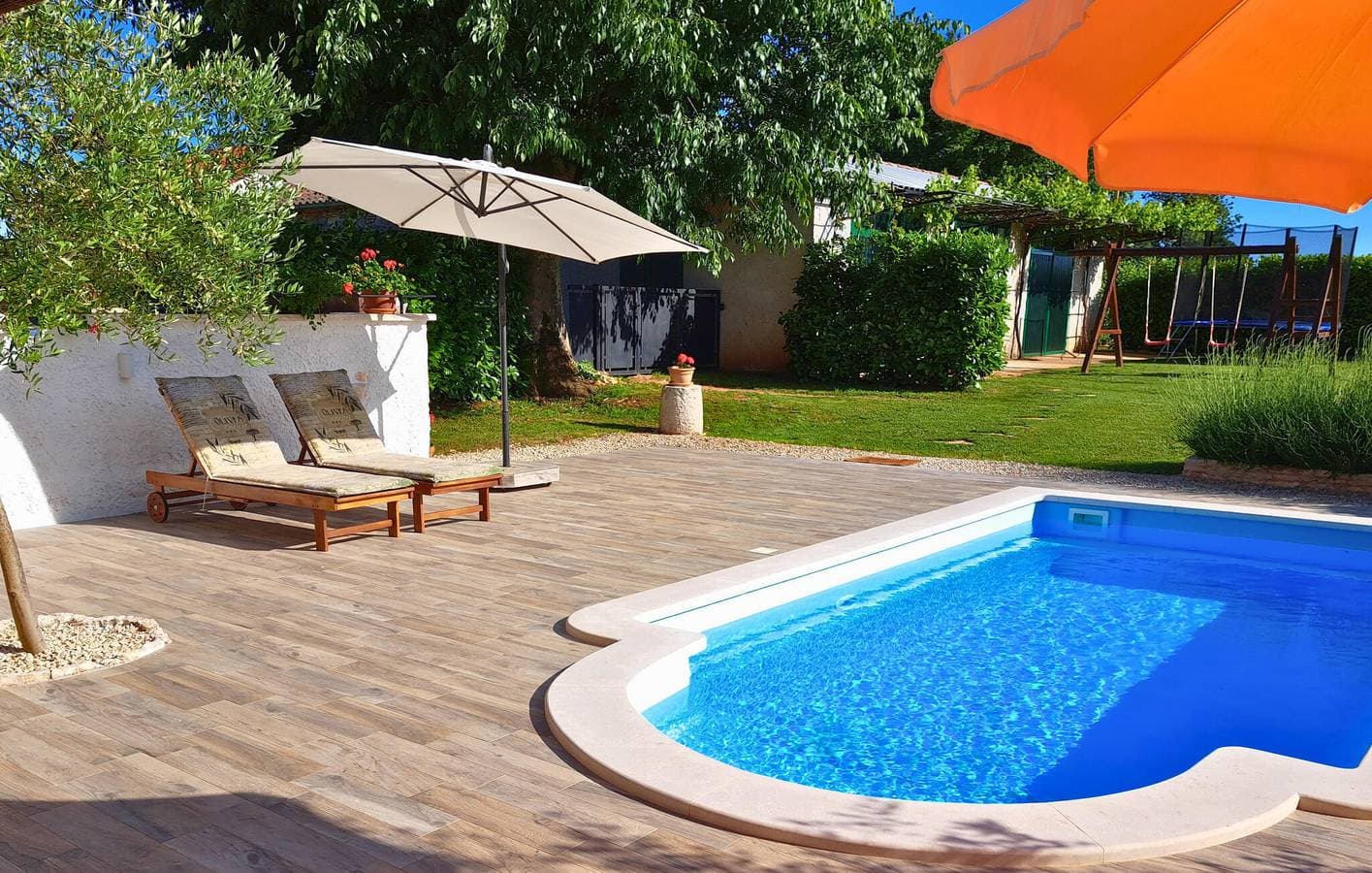 Foto 12 von 35: Moderne 2-Zimmer-Wohnung mit Pool und Terrasse in der Nähe des Stadtzentrums von Manjadvorci