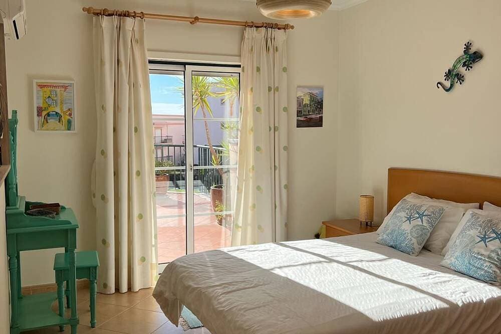 Foto 2 von 22: Geräumiges Luxusapartment Riesiger Balkon mit Blick auf Schwimmbäder & Gärten