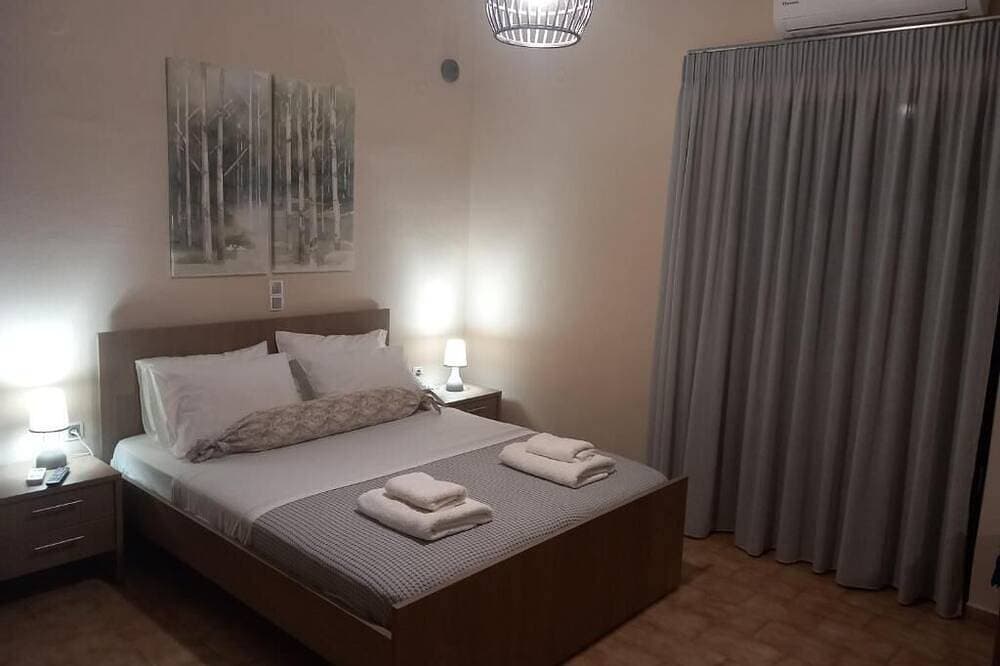 Foto 3 von 9: Elegant Accommodations: Giannis Villa in Skinés offers a spacious villa.