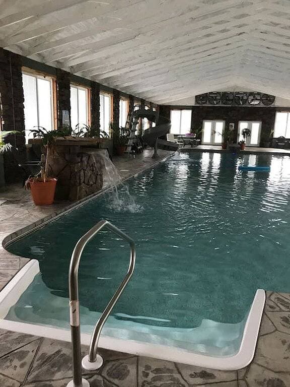 Foto 9 von 35: Get InTents indoor pool, hot tub, & more!
