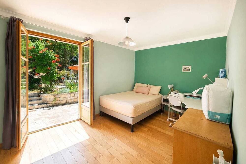 Foto 3 von 30: Villa set in wooded grounds with swimming pool, zome and tree house.
