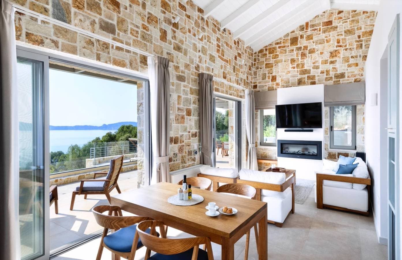 Foto 8 von 32: Elegant Contemporary Villa with Mesmerising Ionian Views and Sea Access