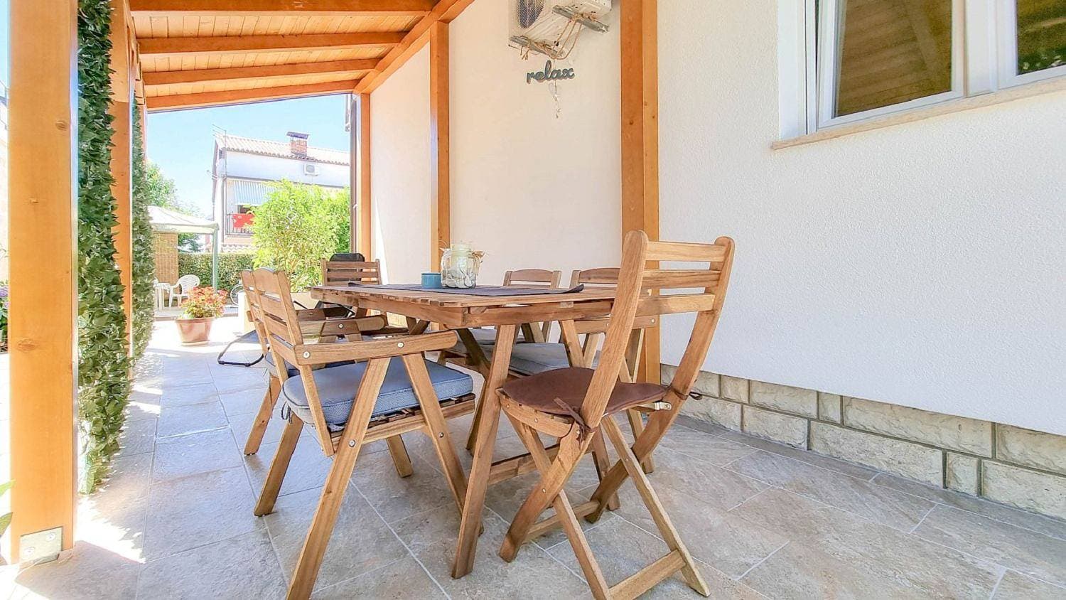 Foto 4 von 32: Bezauberndes Apartment nur 250 Meter zum Strand mit Garten, Klima, Waschmaschine