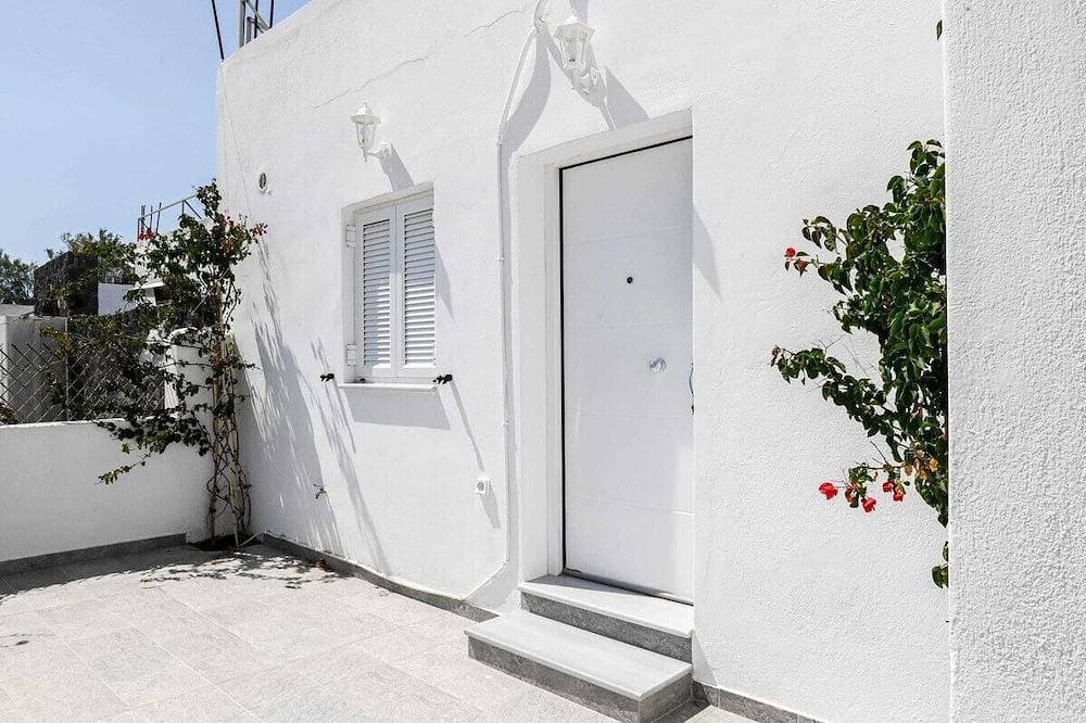 Foto 12 von 15: Black Sand Santorini Studio - 20m to Perissa Beach