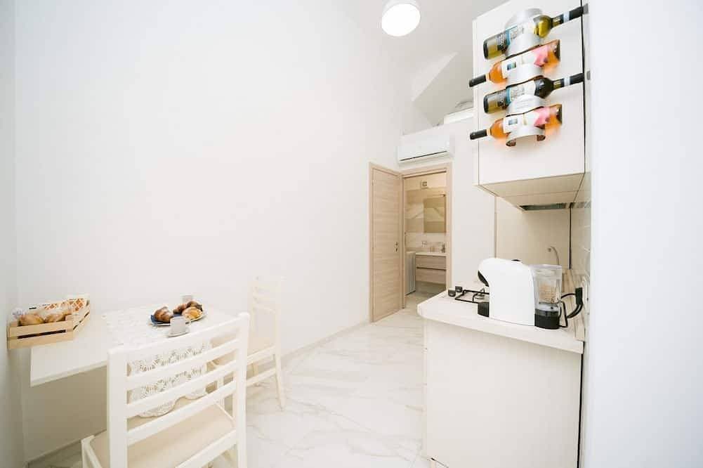 Foto 5 von 7: Pontone di Scala - The house has 1 double bedroom, 1 living room with kitchenette and sofa bed, 1 bathroom. The rooms are equipped with Smart TV, air conditioning, Wi-Fi and heating.6