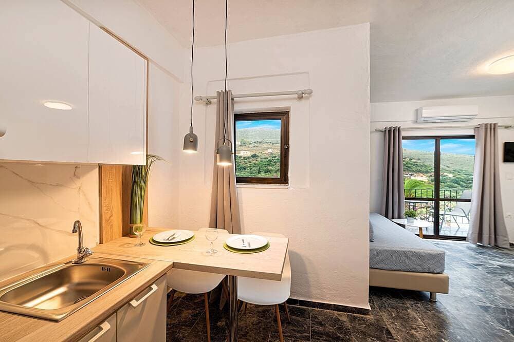 Foto 8 von 27: Welcome Apts laid just 1600m away from the longest sandy beach of northern Crete and the touristic Georgioupolis Town, offering great views to the Cretan Sea and the White Mountains.  Welcome Apts is ideal for couples, families, a group of families or a g