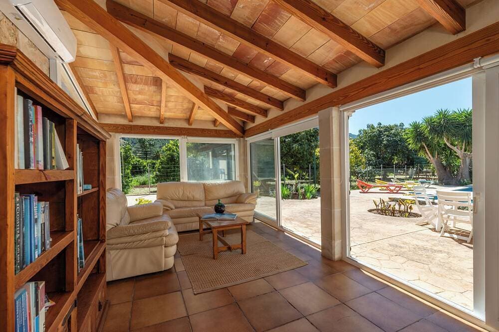 Foto 8 von 25: Traditionelles mallorquinisches Haus mit atemberaubendem Blick auf die Berge.