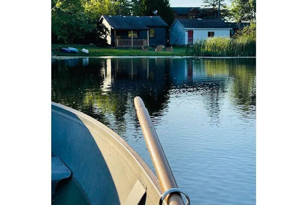 Foto 3 von 28: Up North feel in Clarkston, Lake cabin with kayaks