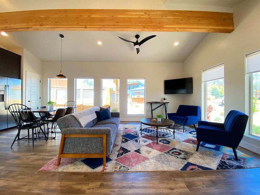 Foto 7 von 50: Luxe stay in Kanab with stargazing rooftop deck, pool & hot tub