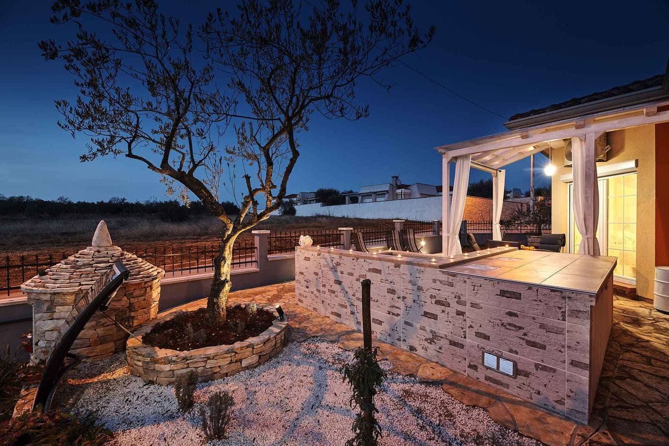 Foto 4 von 36: Ferienhaus mit Klimaanlage, Terrasse und Whirlpool