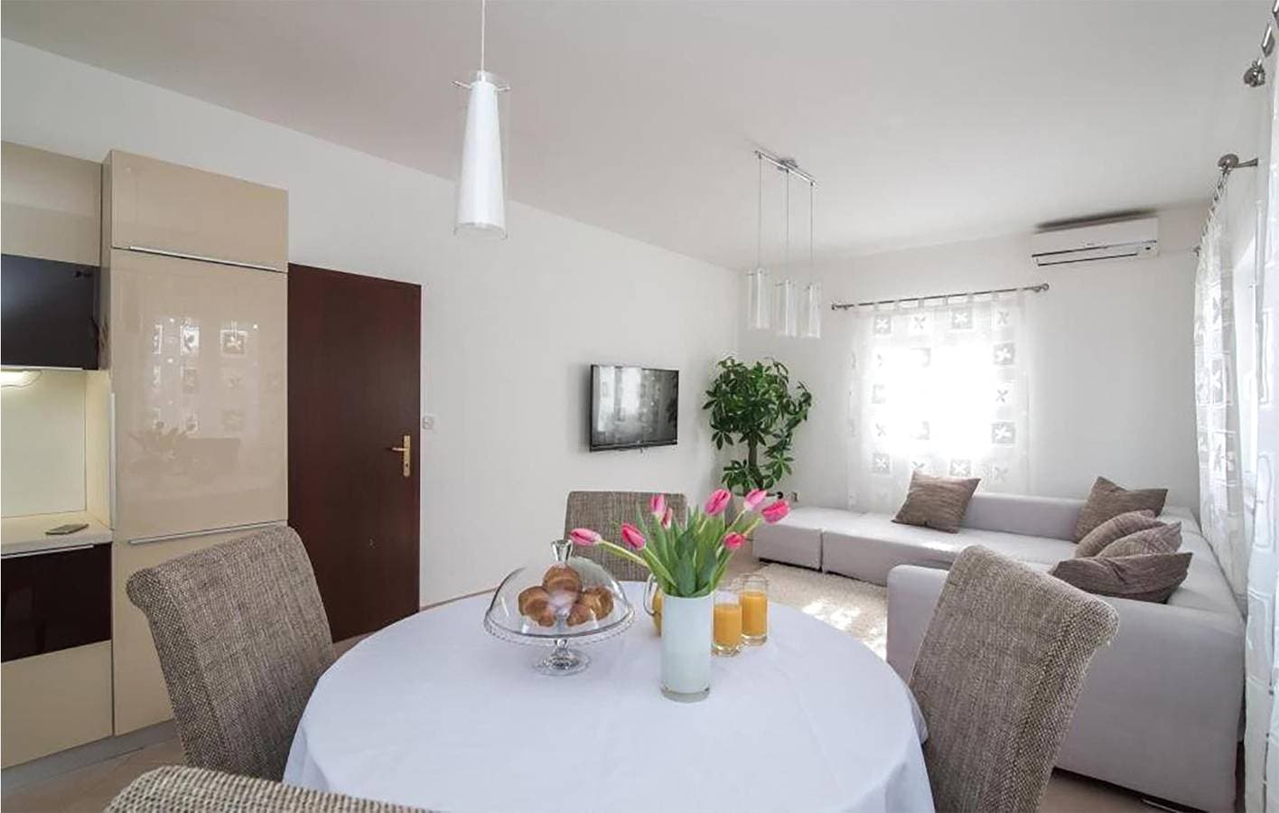 Foto 3 von 22: Gemütliche 1-Zimmer-Wohnung mit Terrasse, 100 m vom Strand entfernt, kostenloses WLAN und Parkplatz