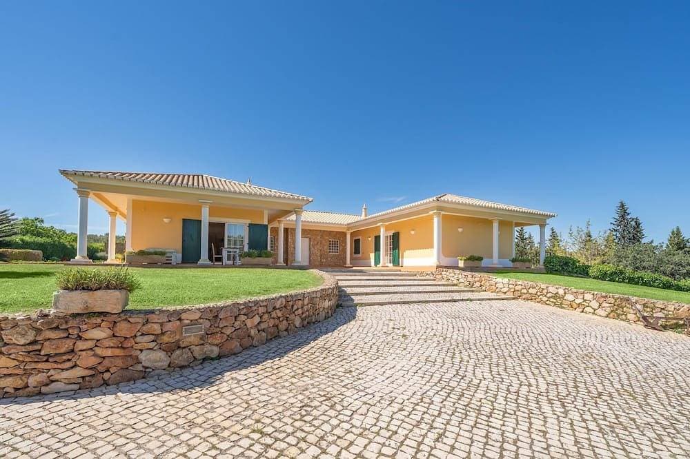 Charming Villa with Pool & Garden in Vale da Lama 1