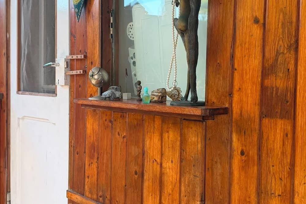 Foto 3 von 6: Cozy cabin with garden in Almada, near the ferry to Lisbon.