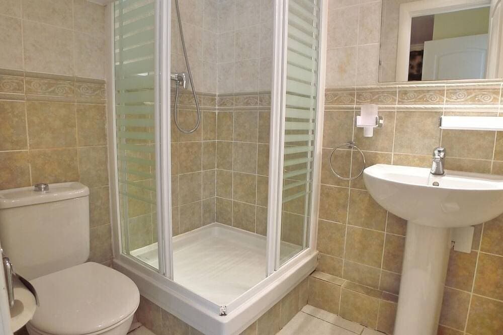 Foto 5 von 28: Ferienwohnung in erster Linie mit großer Terrasse, Klimaanlage, kostenfreiem WLAN und Pool
