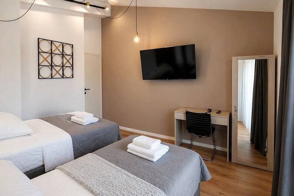 Foto 7 von 30: Bjonda Big Family Apt • 3Br • 2 Balconies + Private Parking
