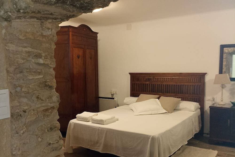 Foto 2 von 24: Rural tourist apartment with spa area. Main Square. Pb. Sant Jordi