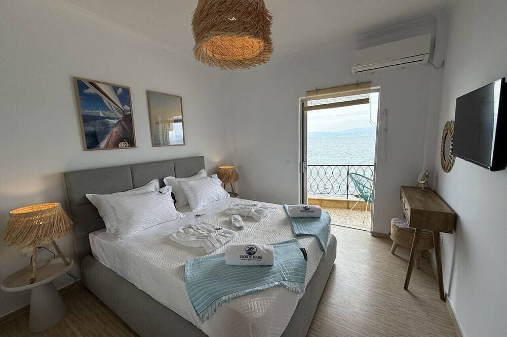Foto 2 von 30: Newly renovated luxury apartment on the beach with large sea front patio