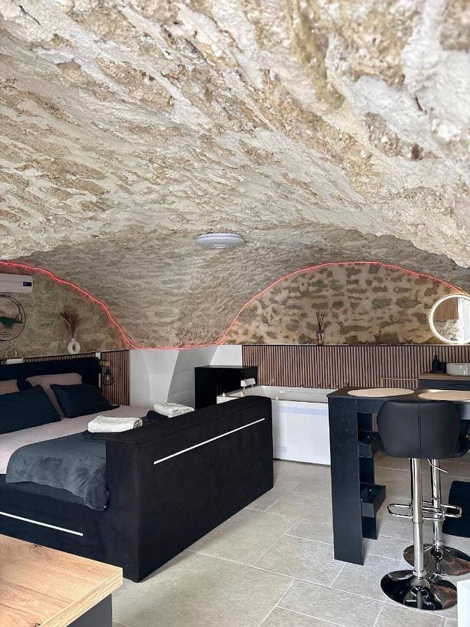 Secret loveroom-suite romantique avec spa balneo 1