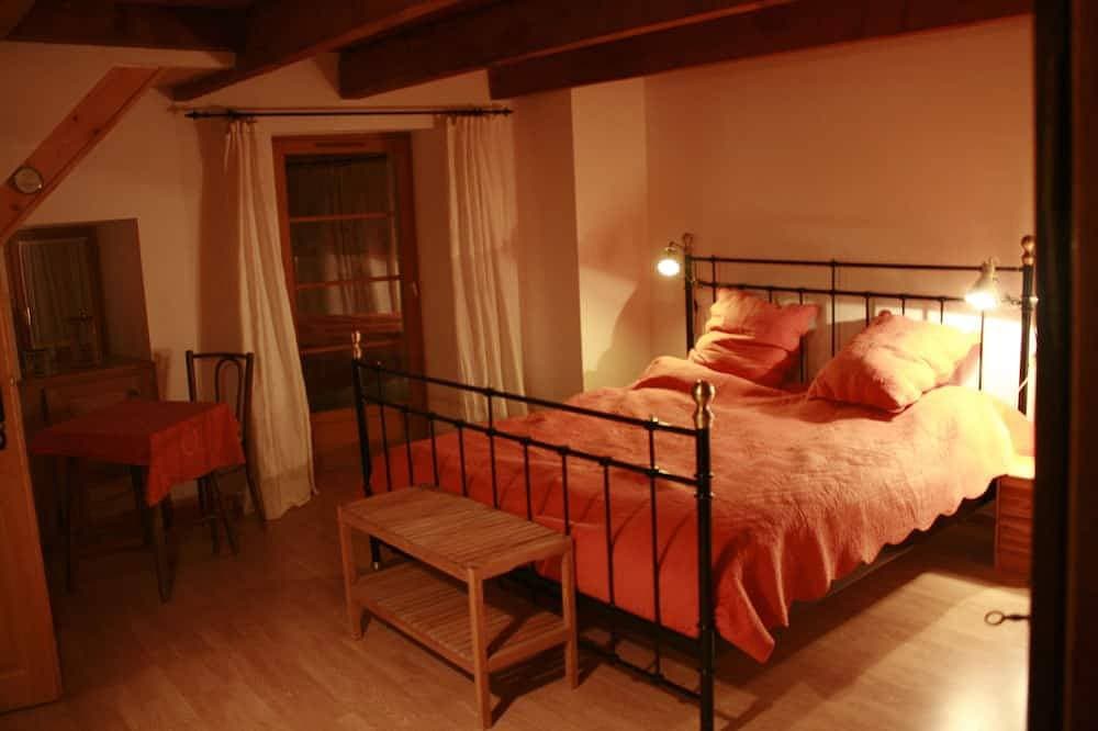 Foto 3 von 30: La Forge, großes, ruhiges, naturnahes, historisches Steinhaus mit Dachterrasse.