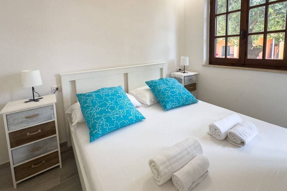 Foto 6 von 30: Dein entspannter Rückzugsort in Mandriola, nur wenige Schritte vom Meer entferntWillkommen im Apartment Corallo, einem gemütlichen Studio in Mandriola, nur 3 Gehminuten vom Strand entfernt. Ideal für alle, die einen erholsamen und komfortablen Urlaub
