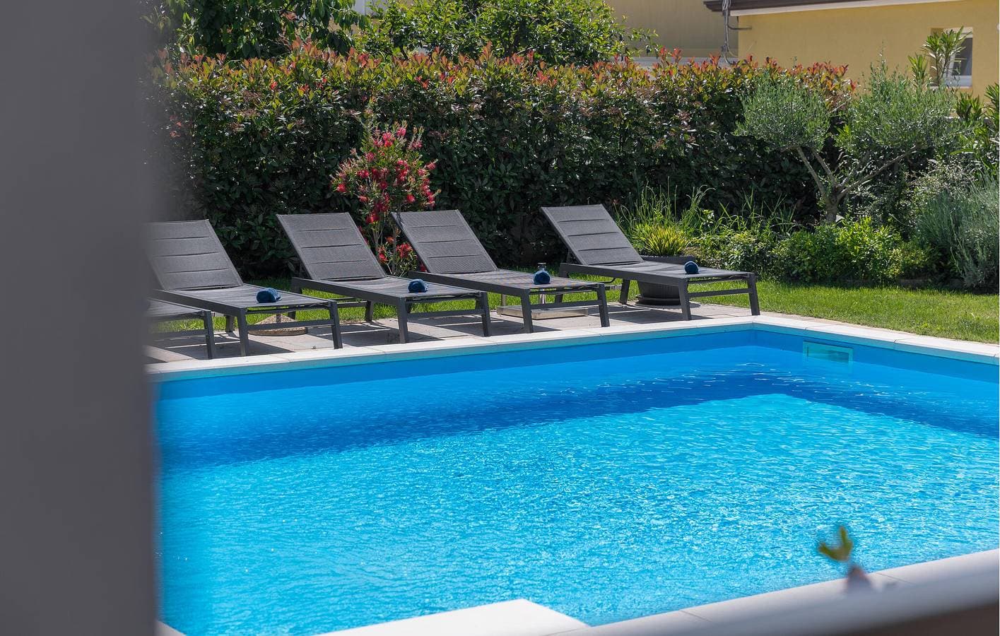 Foto 12 von 29: Modernes Apartment mit Pool und Terrasse, 2 km vom Stadtzentrum von Kadumi entfernt
