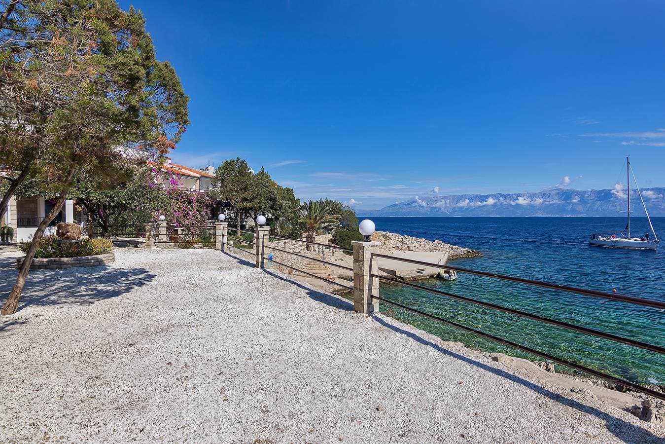 Foto 7 von 27: 1-Zimmer-Ferienwohnung am Strand Bucht Pokrivenik, Hvar A-10419-b