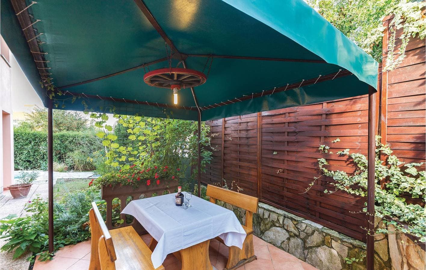 Foto 13 von 35: Charmantes Apartment mit Pool, Terrasse und WLAN – 1,5 km vom Strand entfernt!