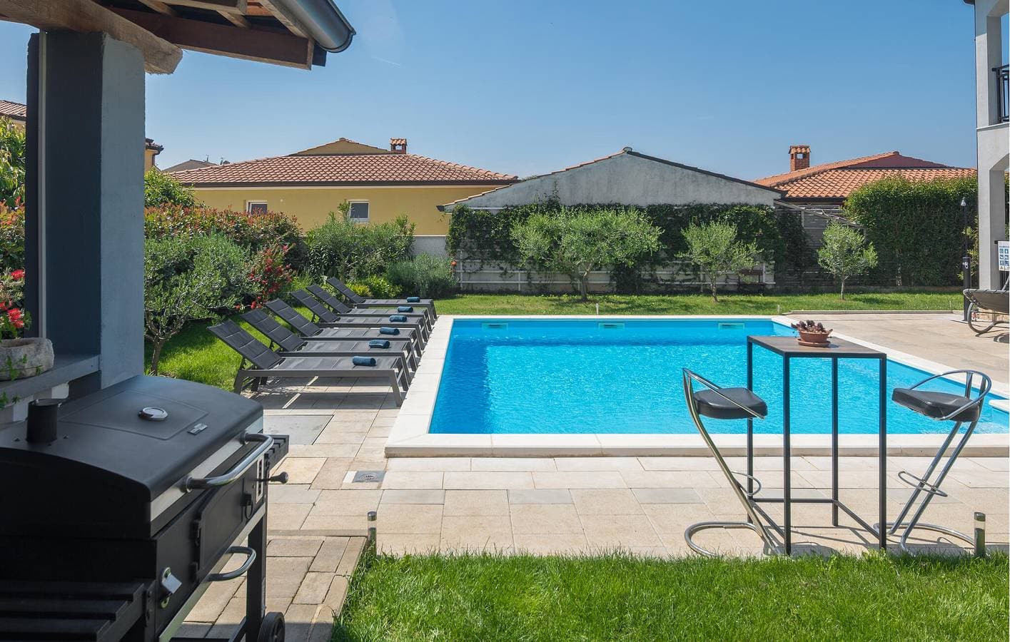 Foto 8 von 29: Modernes Apartment mit Pool und Terrasse, 2 km vom Stadtzentrum von Kadumi entfernt
