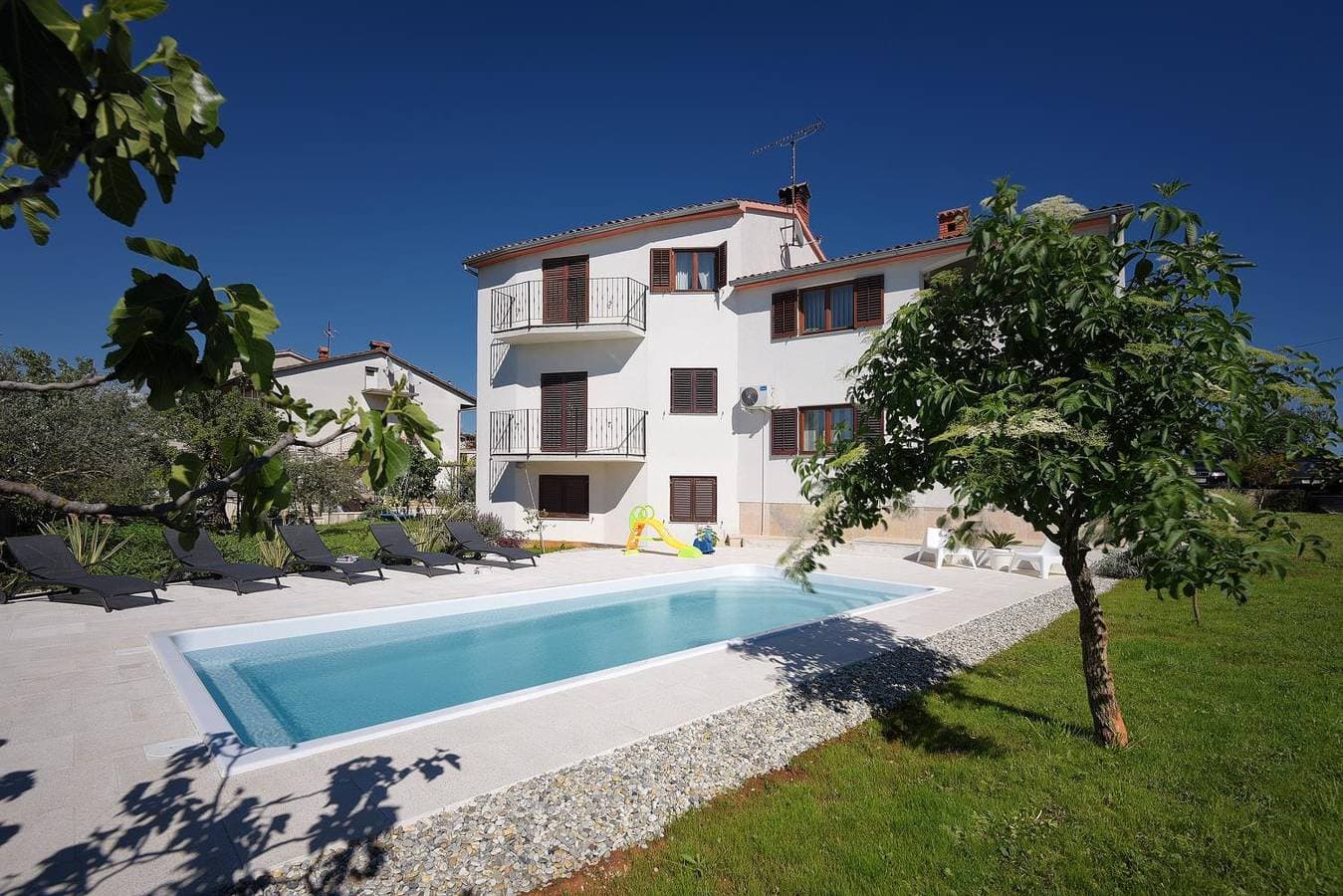 Foto 4 von 21: Neu renovierte Ferienwohnung mit Klima, WLAN, Waschmaschine, Tischfußball, Grill, Fahrräder und einem Kinderspielplatz