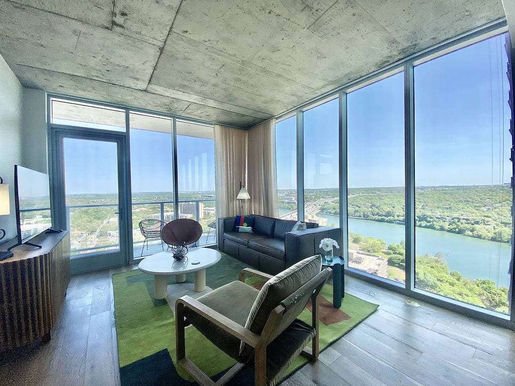 Foto 8 von 34: Luxury Condo w/ Lake View -Walk to Rainey & Lake, Pool, Gym, King Bed, Nespresso