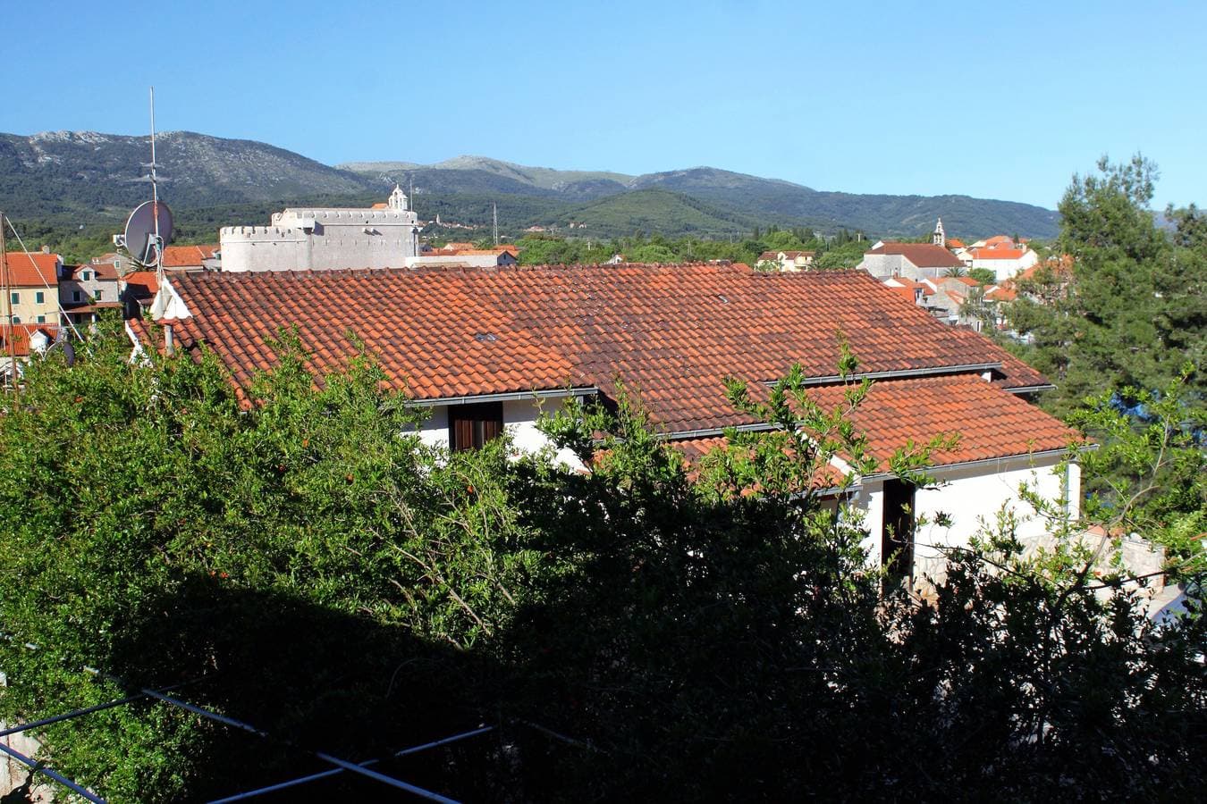 Foto 3 von 40: 2-Zimmer-Ferienwohnung mit Balkon und Meerblick Vrboska, Hvar A-540-a