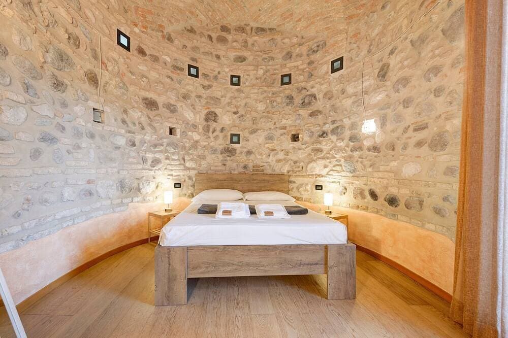 Foto 2 von 21: Ferienwohnung 'Casa Dolce Casa Al Castello' mit Seeblick, WLAN und Klimaanlage
