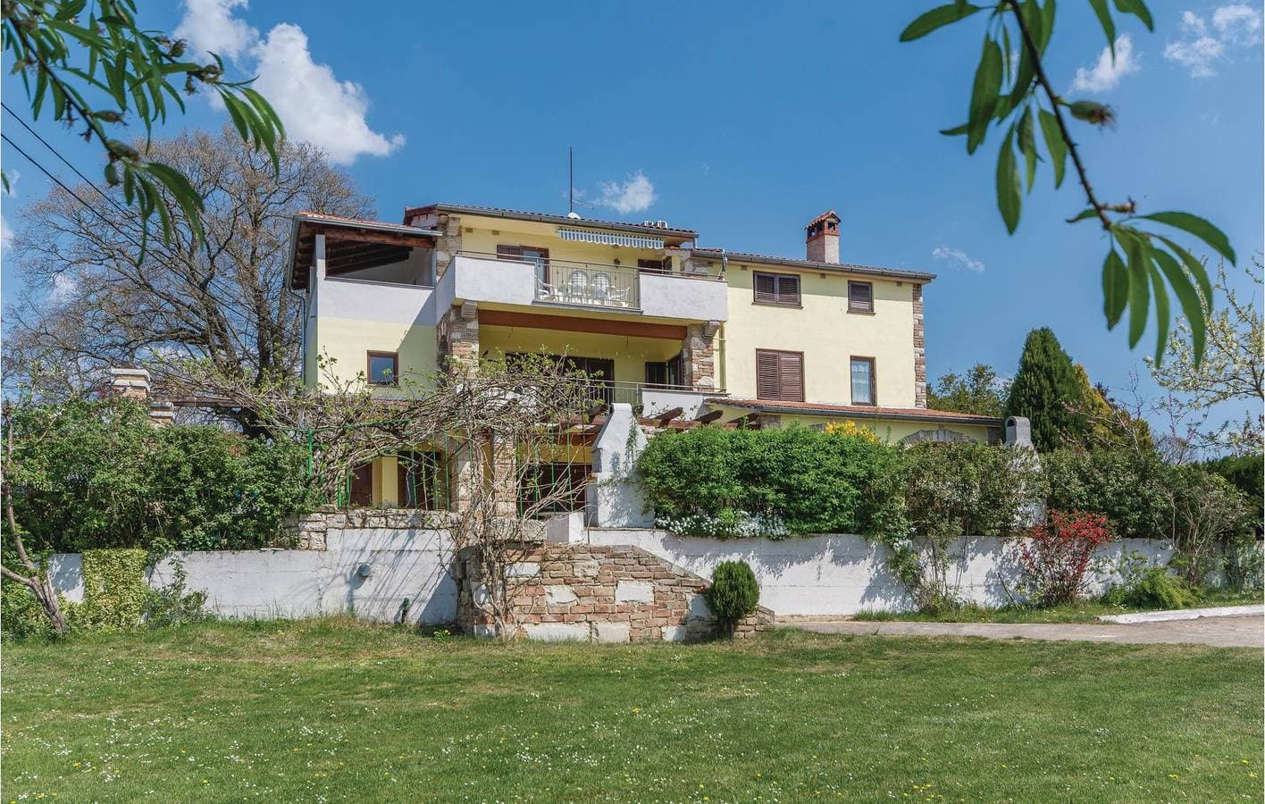 Reizendes Apartment 2 km von Tinjan entfernt: Apartment am Pool mit Terrasse und WLAN 1