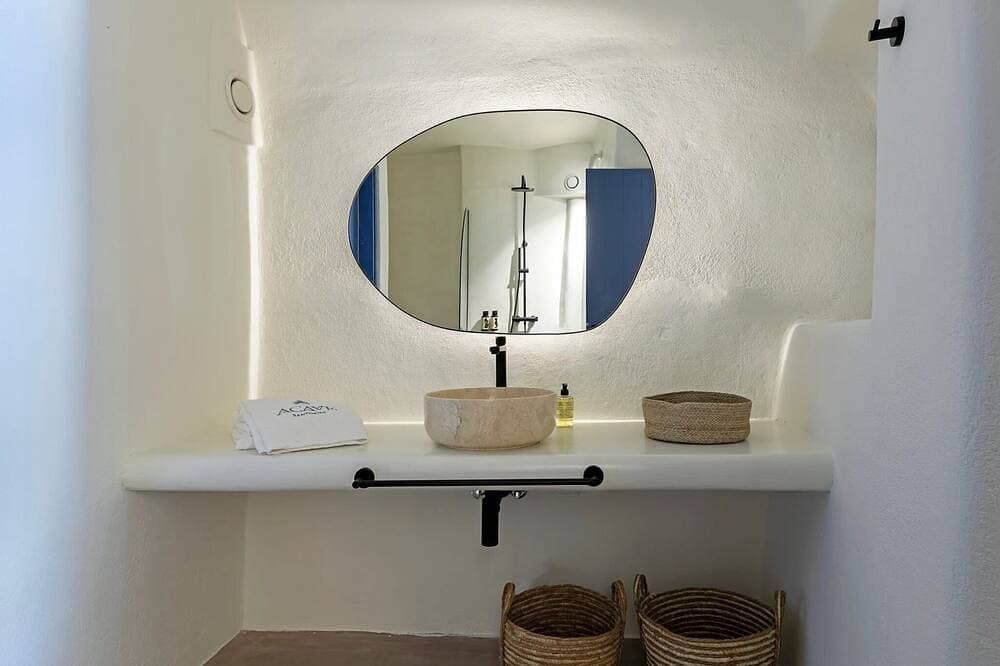 Foto 4 von 20: Amazing Santorini Suite | Ananke Suite | Private Hot Tub | Spacious Furnished.