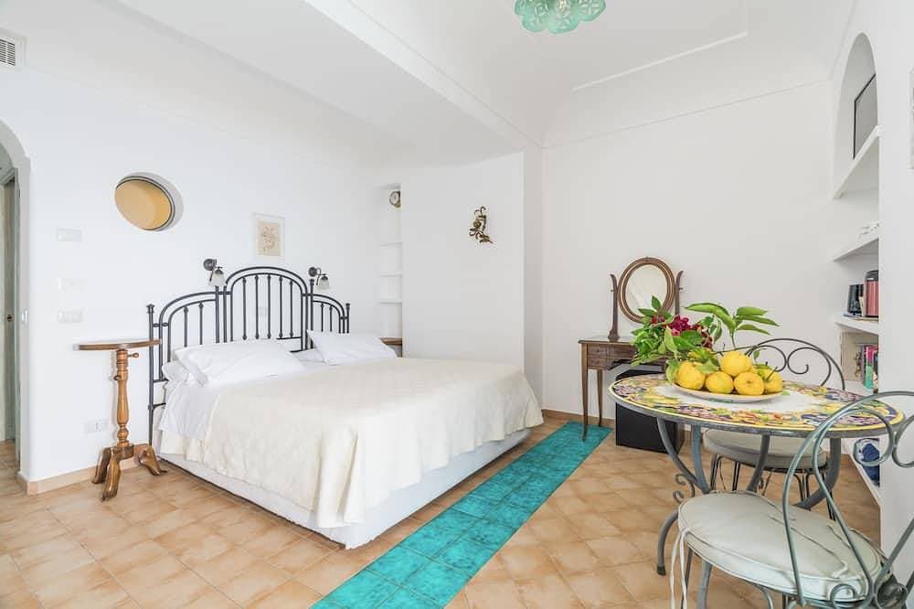 Elia's room: Double room with bathroom and shared terrace with sea view 1