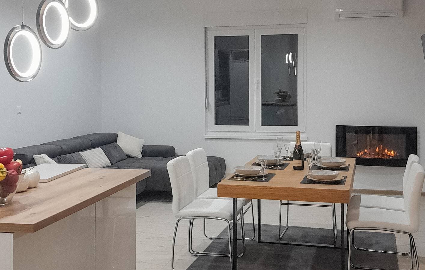 Foto 3 von 32: Geräumige 100 m² große Wohnung mit Pool, Terrasse, WLAN und Klimaanlage