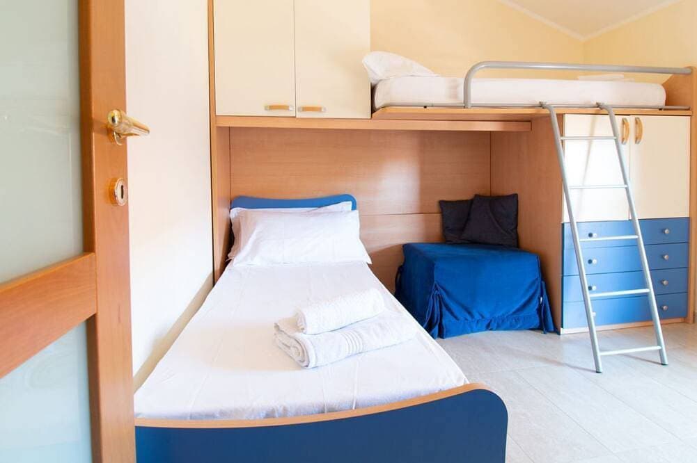 Foto 4 von 21: Quadrilocale al primo piano, con terrazza vista mare, confortevole e luminoso. La cucina è completa di accessori, piatti, stoviglie ed elettrodomestici: bollitore, frigorifero, lavastoviglie, microonde e forno. La zona notte è composta da 3 camere da l