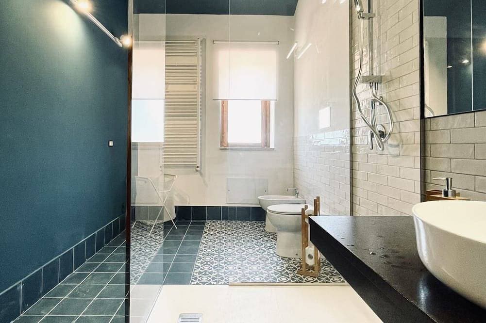 Foto 5 von 18: Villa Bruca ist ein Zweifamilienhaus, das aus zwei getrennten Einheiten besteht.Die angebotene Einheit, Villa Bruca 2, umfasst ein Schlafzimmer mit Doppelbett und der Möglichkeit, ein Einzelbett hinzuzufügen, ein großes Badezimmer mit moderner, geräu