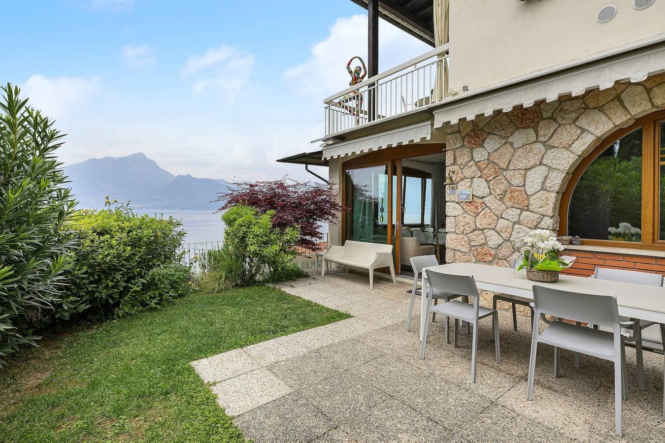 Foto 3 von 25: Ferienwohnung "Residenz La Mignon Oleandri" mit Blick auf den See, Bergblick und Garten