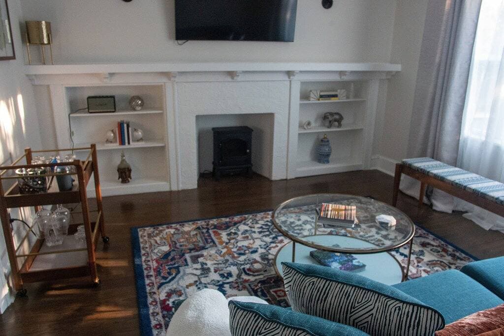 Foto 5 von 19: Luxury vintage condo close to lakefront,  Obama Presidential Center & downtown!