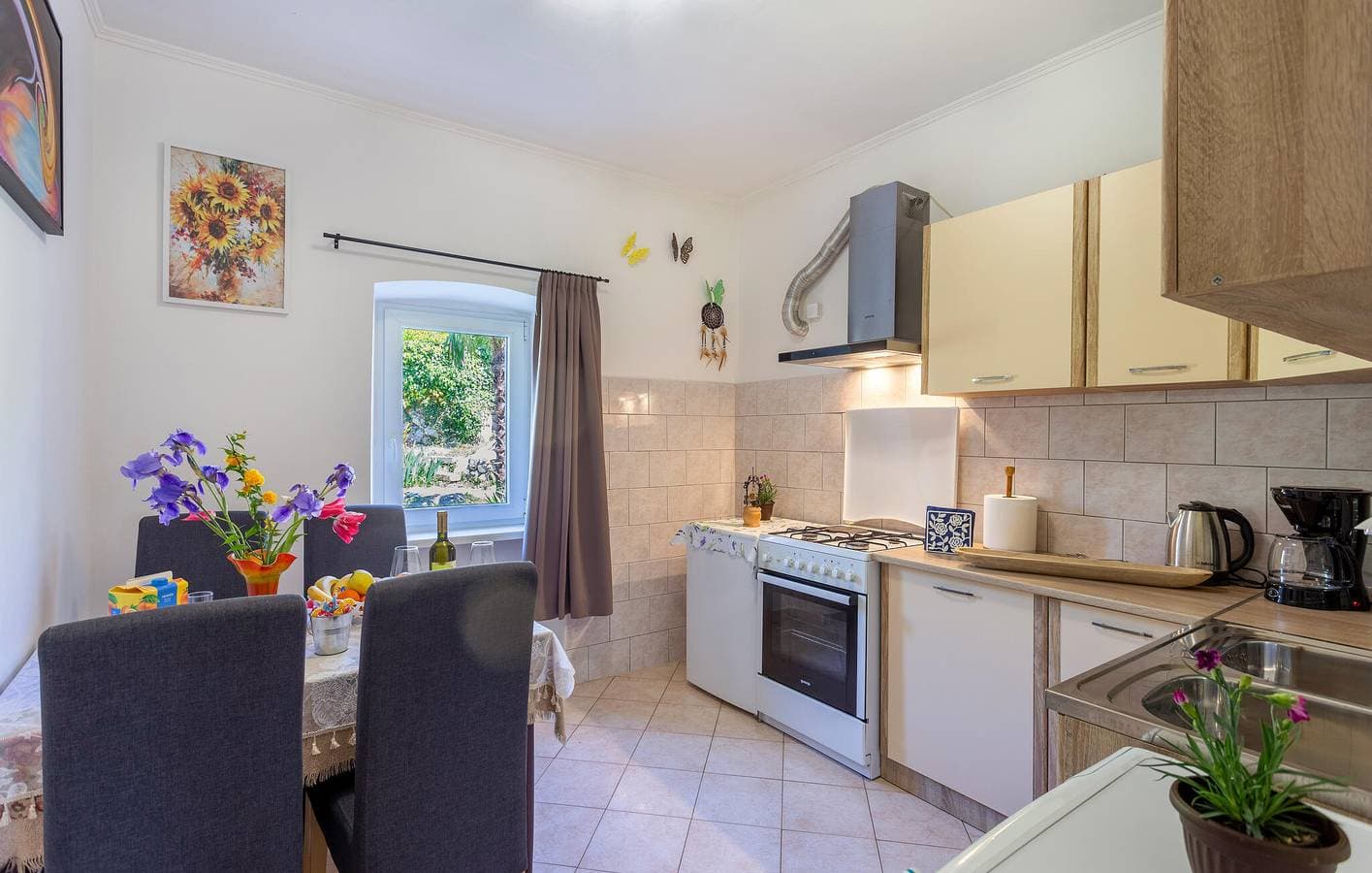 Foto 4 von 34: Charmantes Apartment mit Pool und Terrasse in der Nähe des Restaurants Konoba Vinez