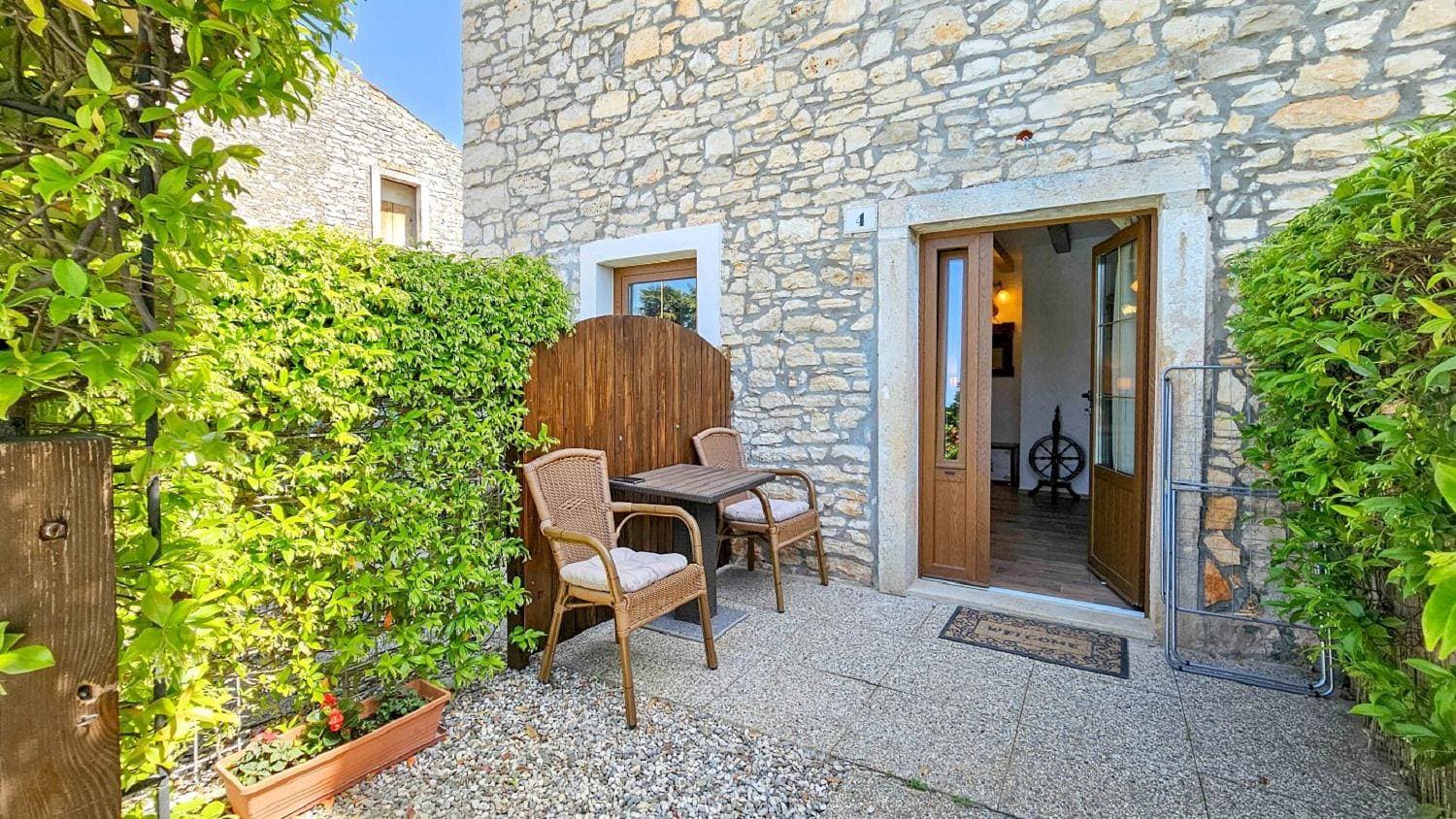 Foto 4 von 28: Cozy Studio im Steinhaus mit Pool, Klima, WiFi
